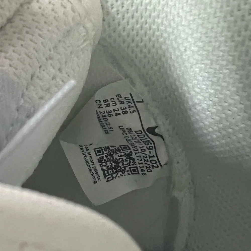Nike Dunks - Picture 4 of 6